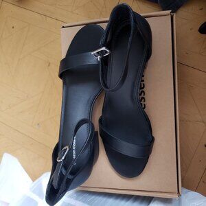 Amazon Essential Low Heeled open Shoes Size 10